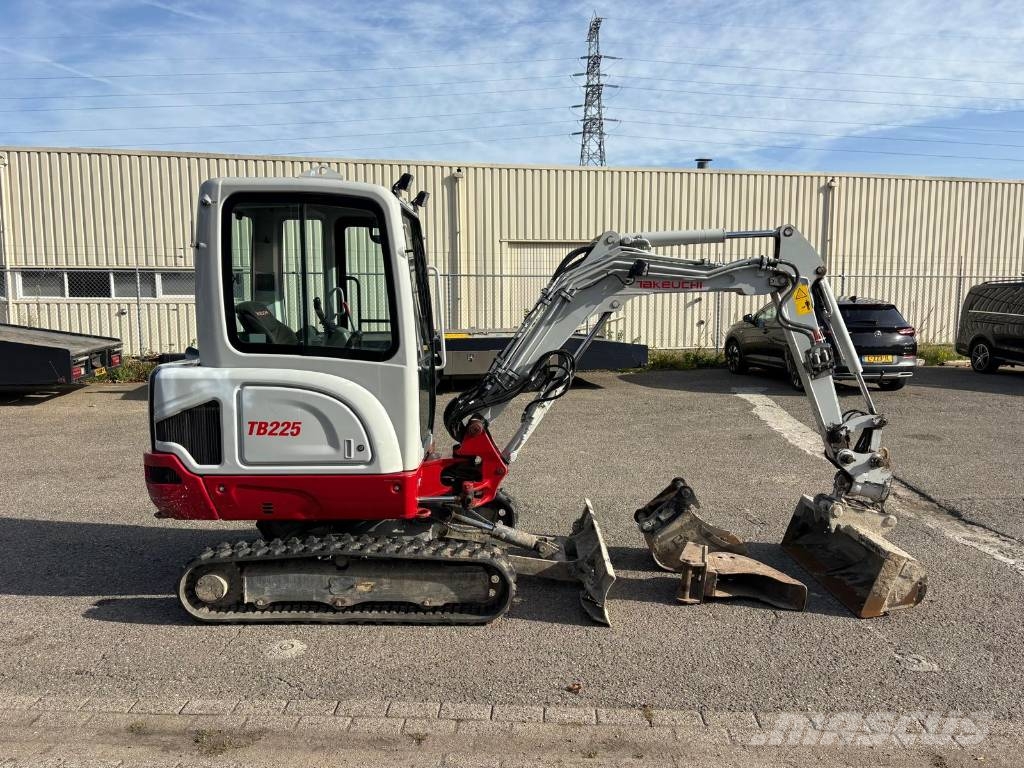 Takeuchi TB 225 POWERTILT!! Minigraafmachines < 7t