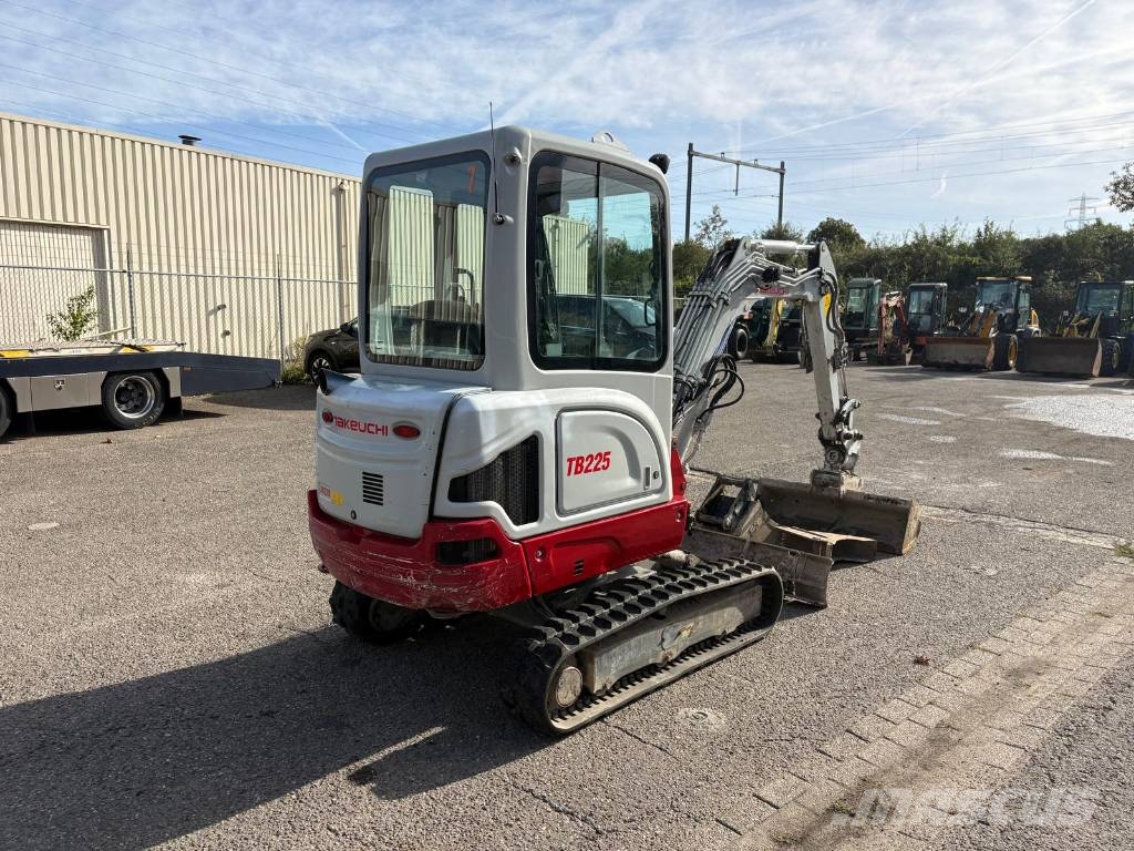 Takeuchi TB 225 POWERTILT!! Minigraafmachines < 7t
