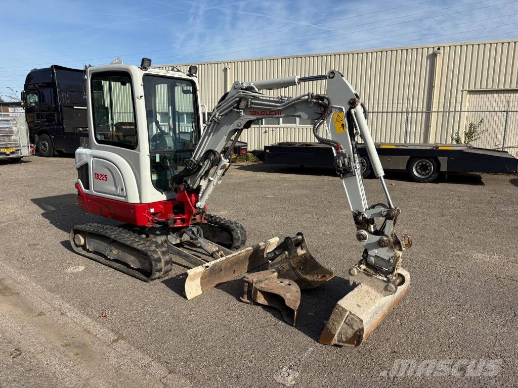 Takeuchi TB 225 POWERTILT!! Minigraafmachines < 7t
