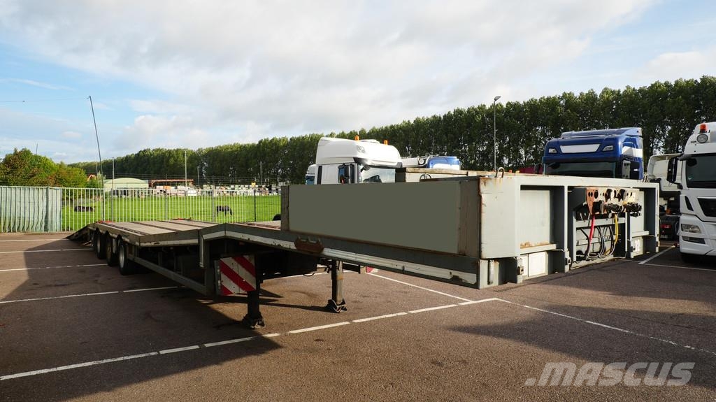 Nooteboom 3 axle semi low loader with ramps Brønnhenger semi