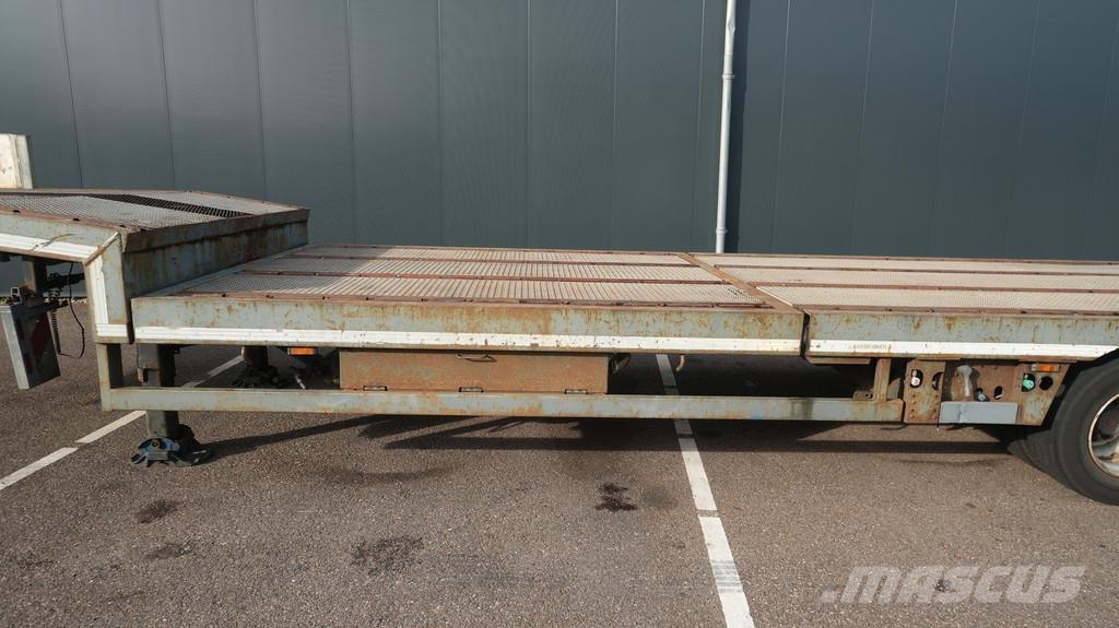 Nooteboom 3 axle semi low loader with ramps Brønnhenger semi