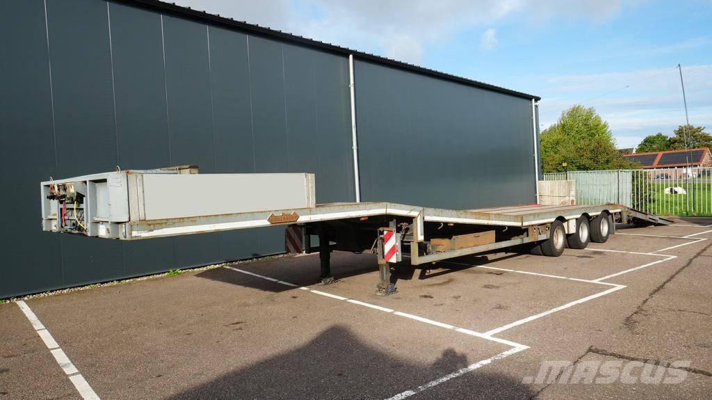 Nooteboom 3 axle semi low loader with ramps Brønnhenger semi