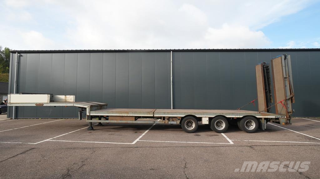 Nooteboom 3 axle semi low loader with ramps Brønnhenger semi