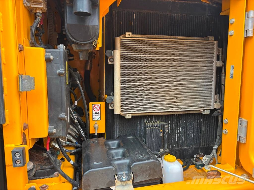 JCB 131 XLC حفارات زحافة