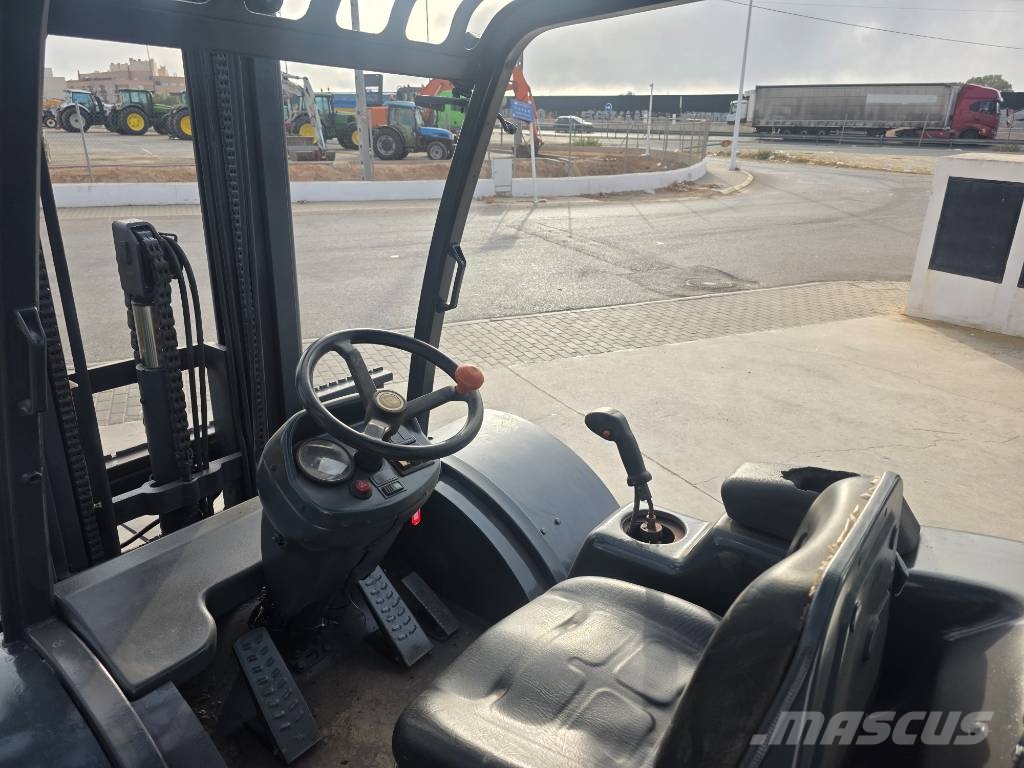 Ausa CH 250 X4 Geländestapler