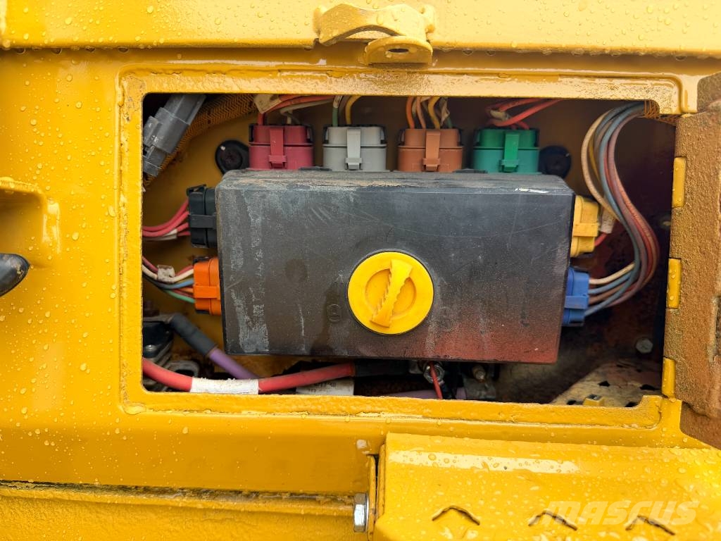 CAT D6T XL Telaketjupuskutraktorit