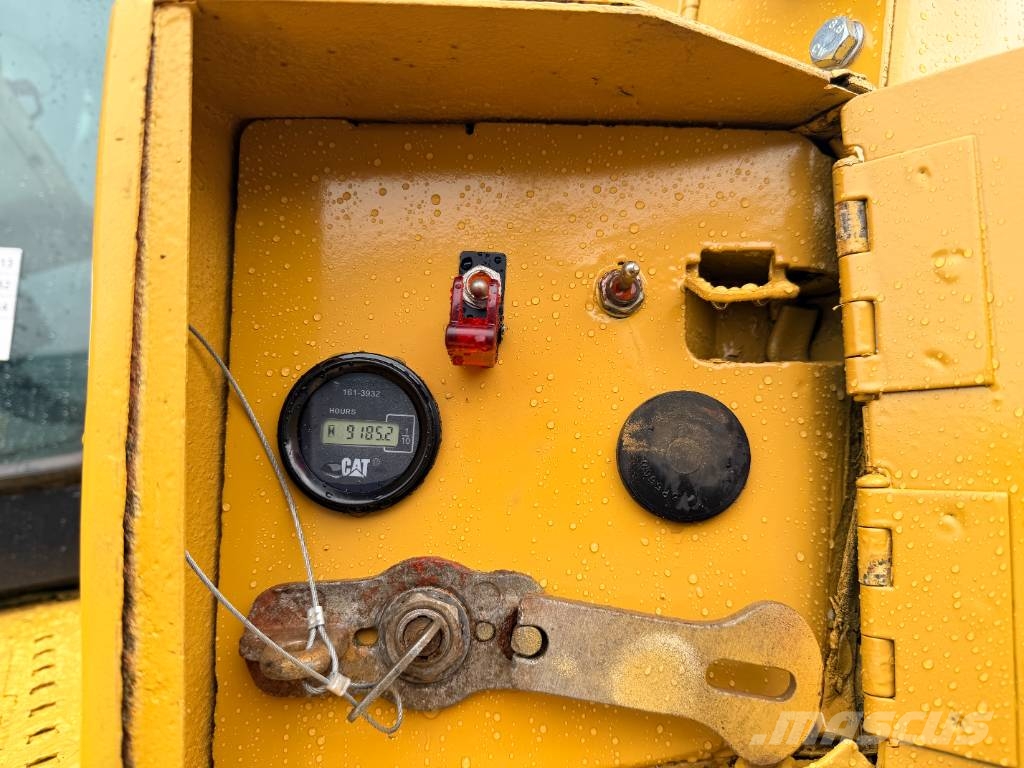 CAT D6T XL Telaketjupuskutraktorit