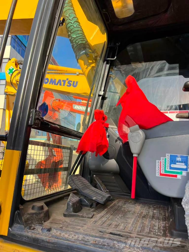 Komatsu PC220-8 Гусеничні екскаватори