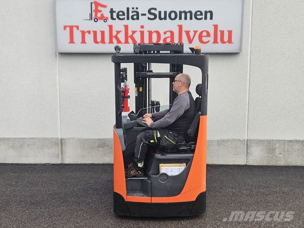Toyota RRE 140 HE Chariot à mât rétractable
