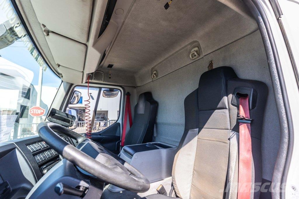 Renault D 18 250 DXI + DHOLLANDIA 1.5T. Camiones con caja de remolque