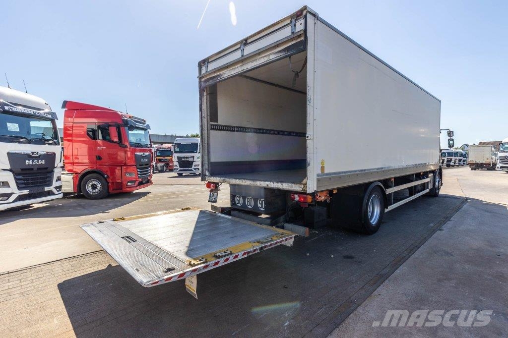 Renault D 18 250 DXI + DHOLLANDIA 1.5T. Camiones con caja de remolque