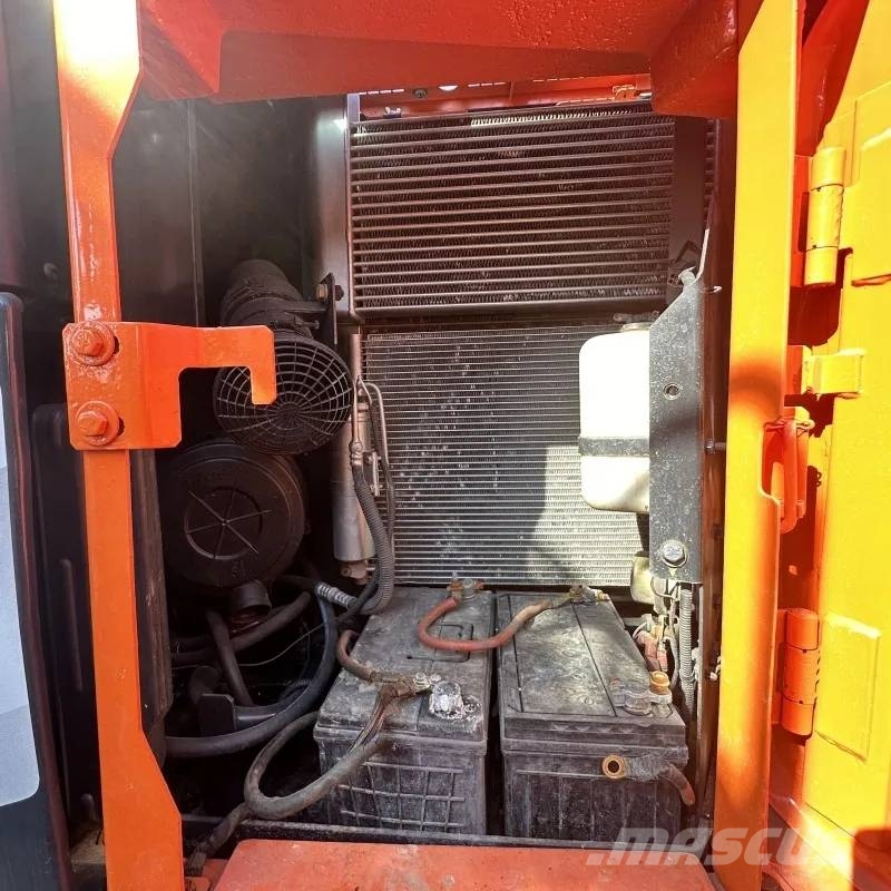 Hitachi ZX 135 履带挖掘机