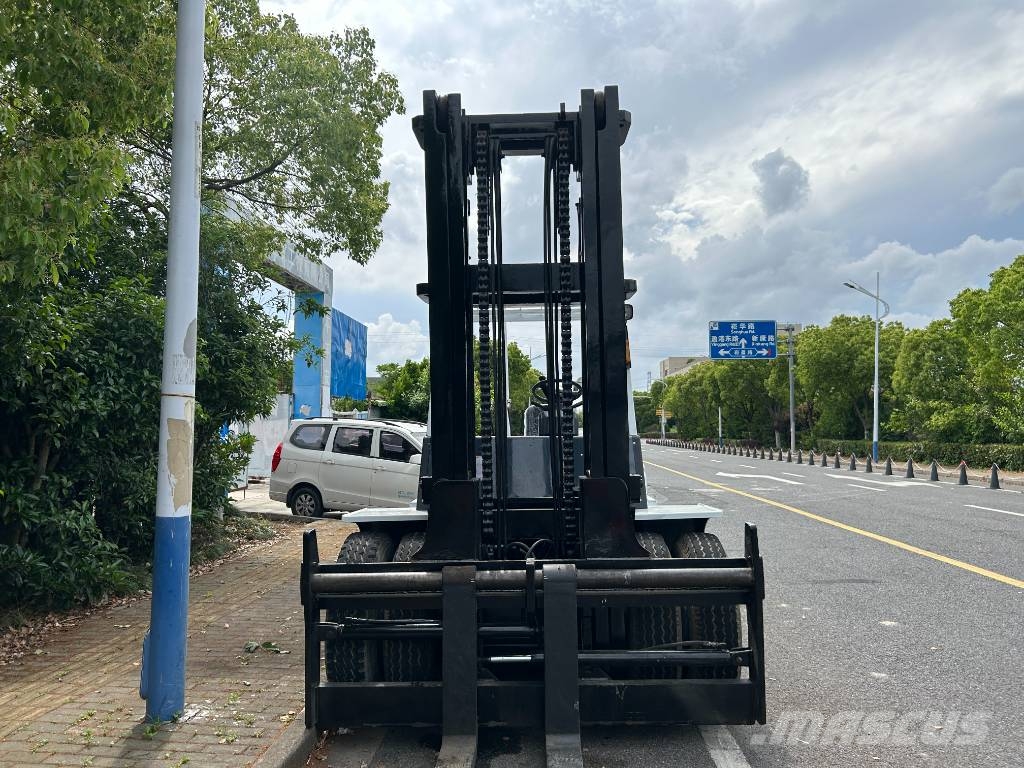 TCM FD 100 شاحنات الديزل