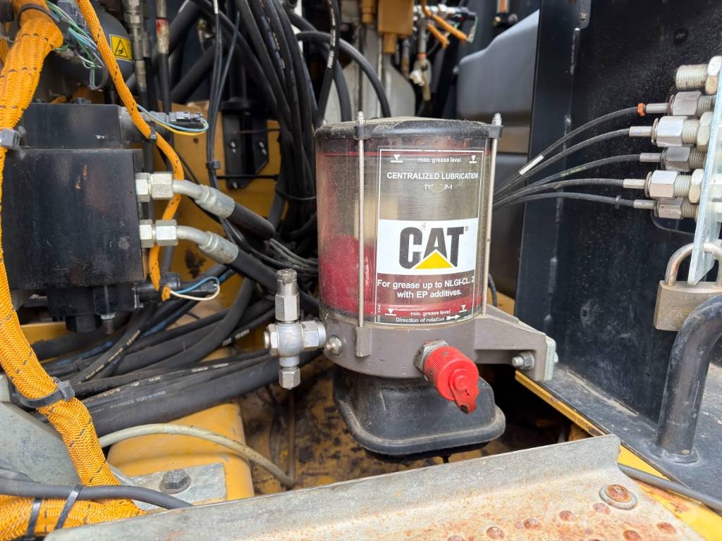 CAT M318F Excavatoare cu roti