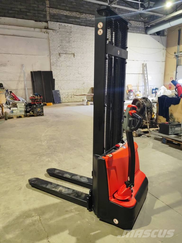 Schorr 350E Pedestrian stacker