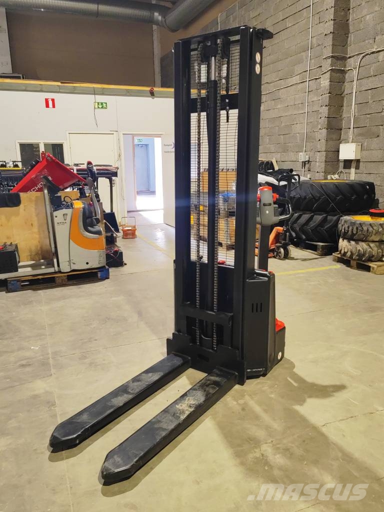 Schorr 350E Pedestrian stacker