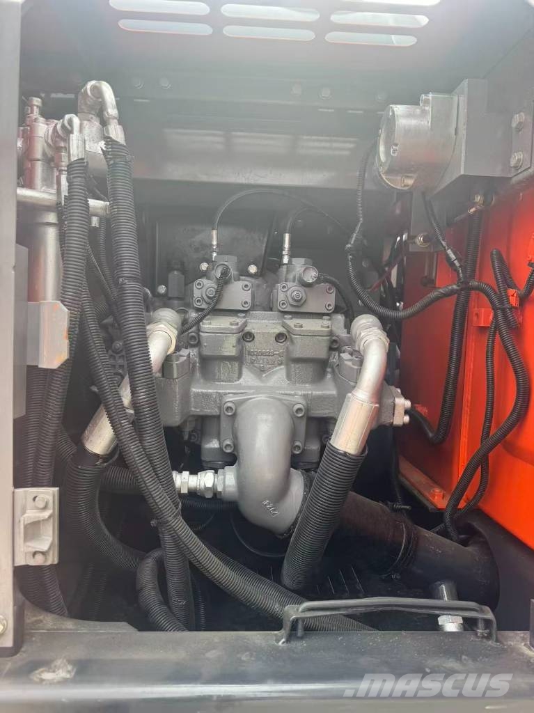 Hitachi ZX 200 Гусеничні екскаватори