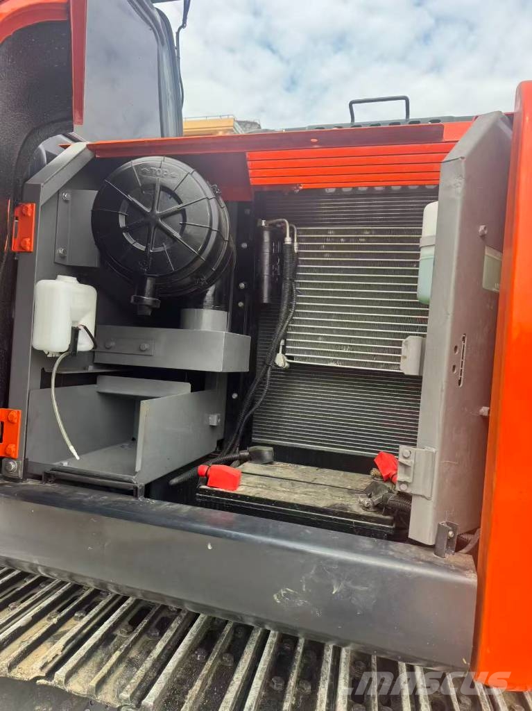 Hitachi ZX 200 Гусеничні екскаватори