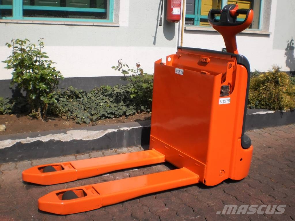 Linde T16 /360/ (SHORT) V-1978 OB Apiladores eléctricos autopropulsados