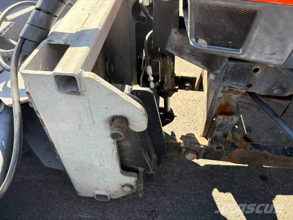 Kompakttraktor Kubota L4200 Vikplog & Sandspridare جرارات مدمجة