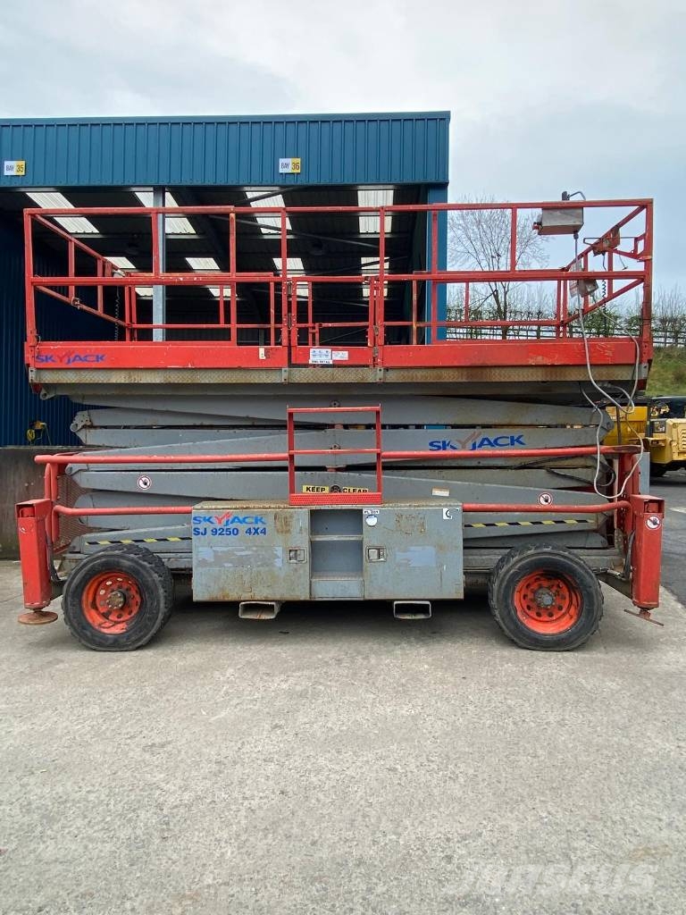 SkyJack SJ 9250 Ollós emelők