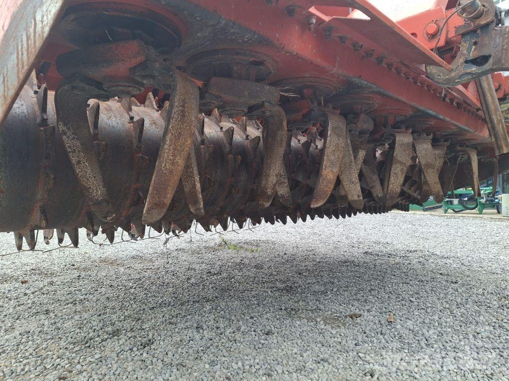 Kuhn HR 302 d مثاقيب مدمجة