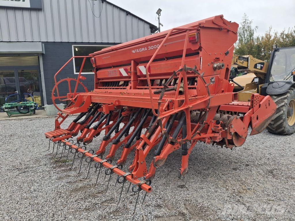 Kuhn HR 302 d مثاقيب مدمجة