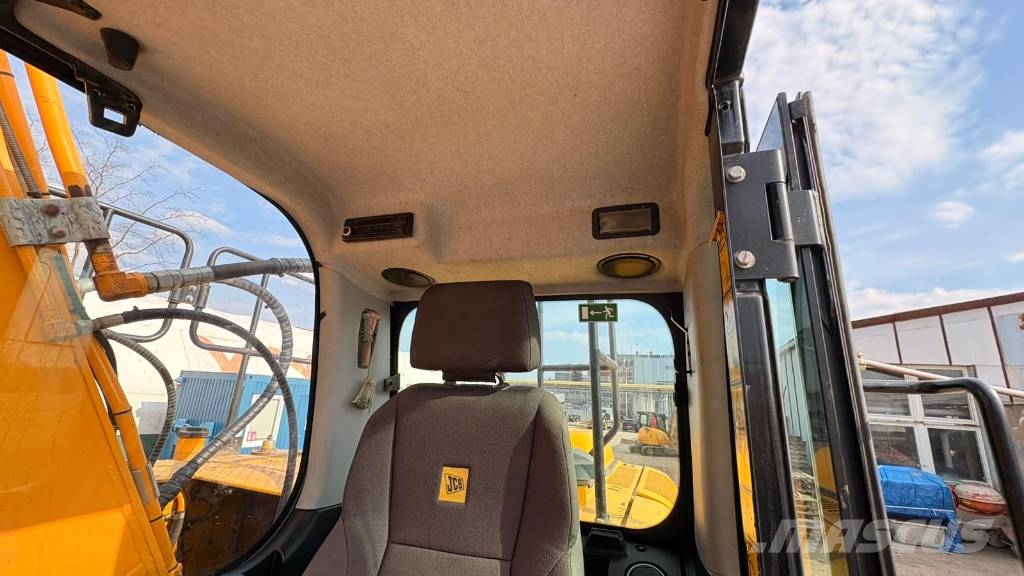 JCB JS 220 LC T4F حفارات زحافة