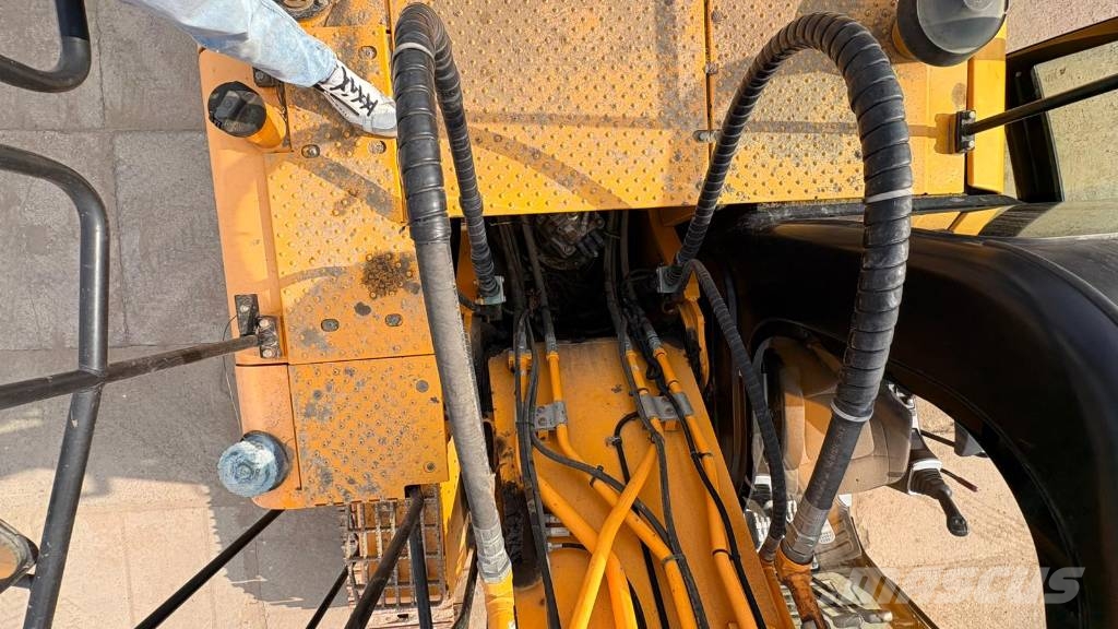 JCB JS 220 LC T4F حفارات زحافة