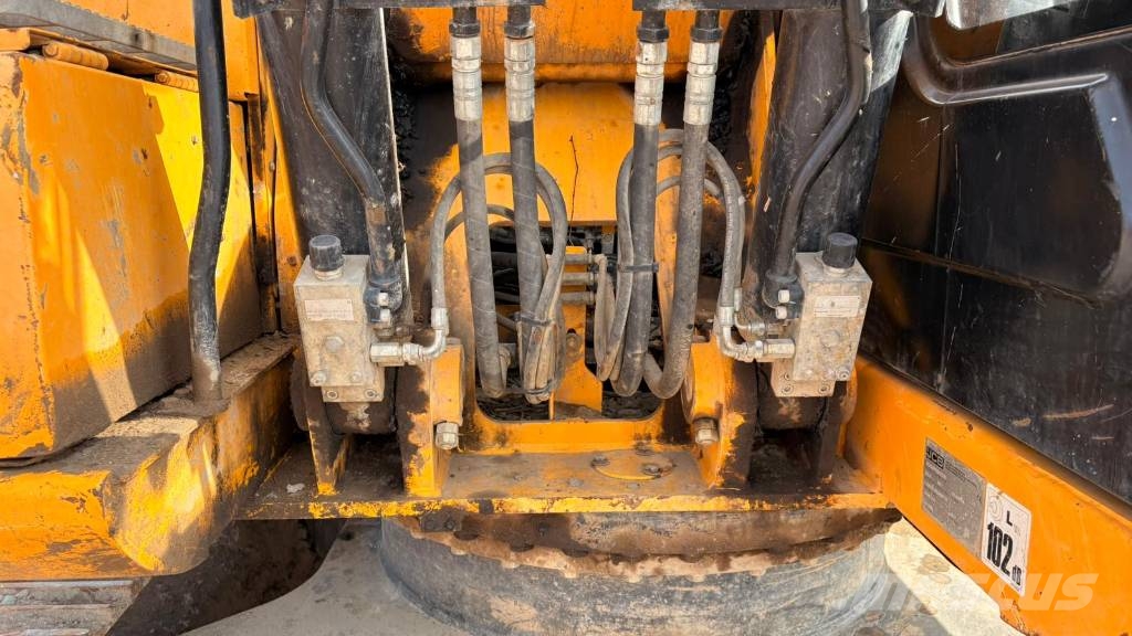 JCB JS 220 LC T4F حفارات زحافة