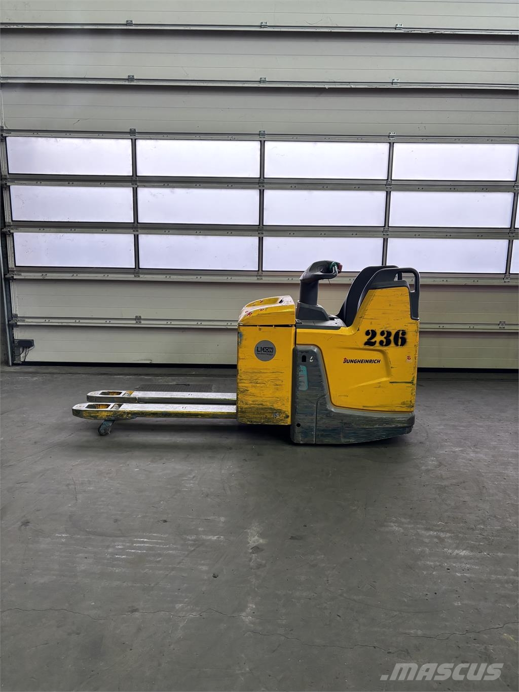 Jungheinrich ERE 225 Li-lon Gerbeur accompagnant