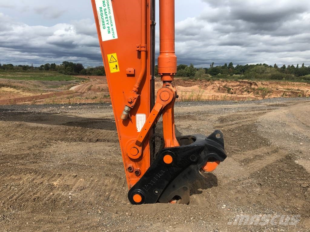 Hitachi ZX225USLC-7 Kāpurķēžu ekskavatori
