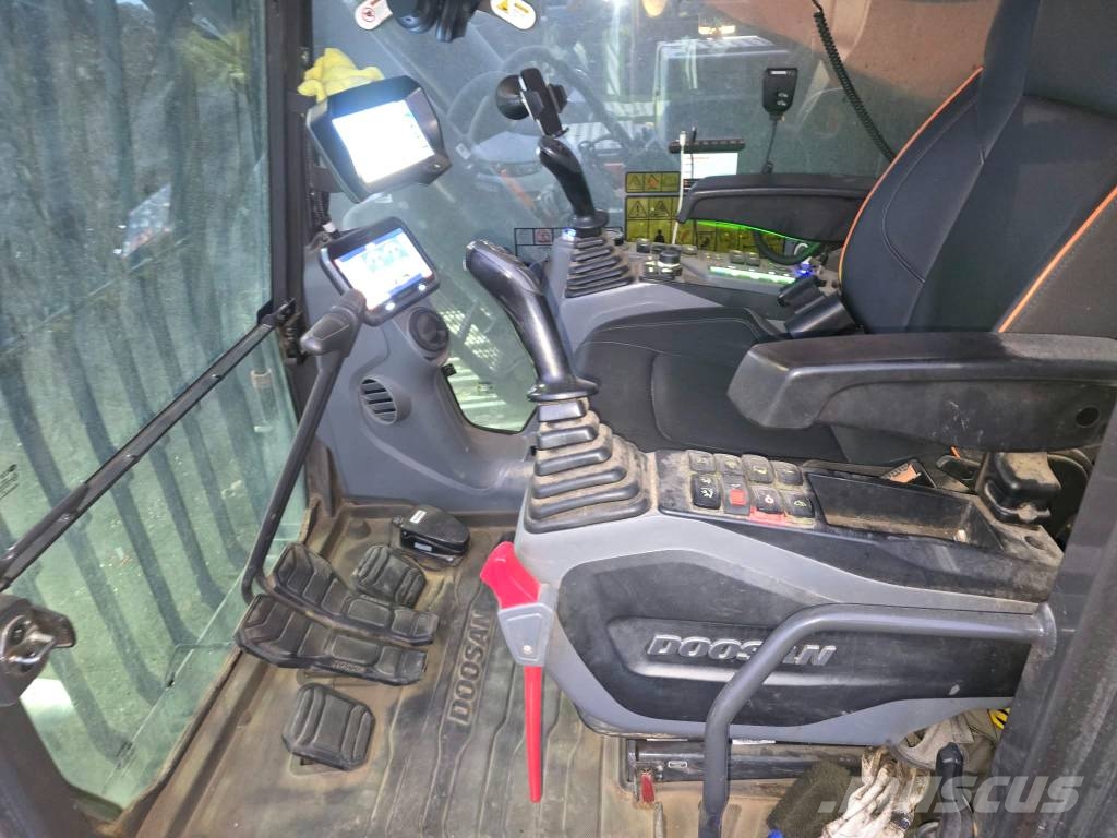 Doosan DX800LC-7 Bandgrävare