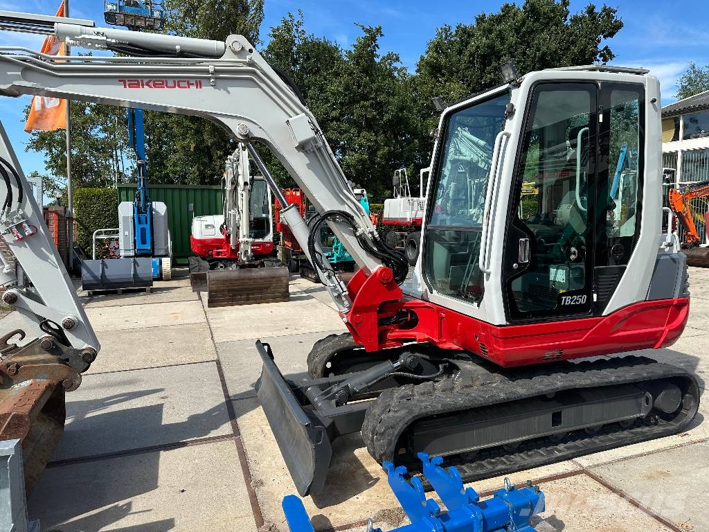 Takeuchi TB 250 Miniescavatori