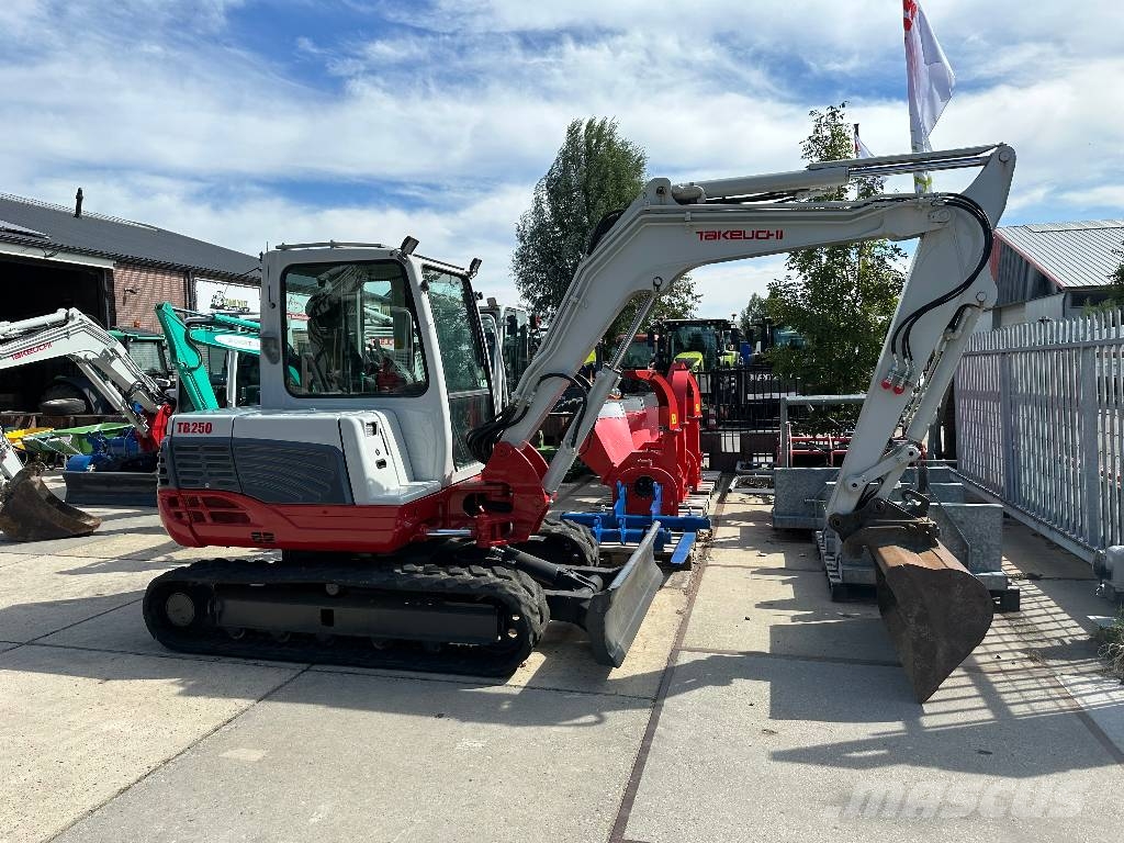 Takeuchi TB 250 Miniescavatori