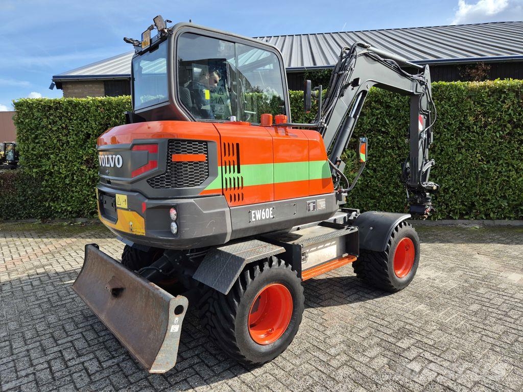 Volvo EW 60e met steelwrist Excavadoras de ruedas