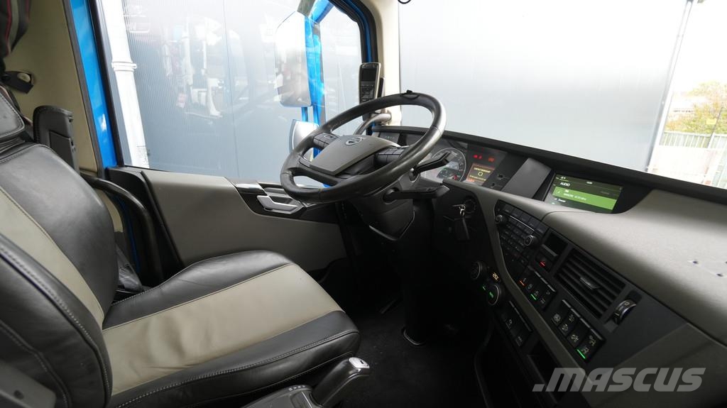 Volvo FH 540 8x2 flatbed truck with Palfinger PK 92002 c Vilcēji