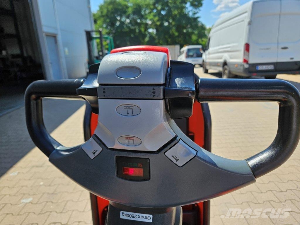 BT LPE 250 Ajettavat pinoamisvaunut