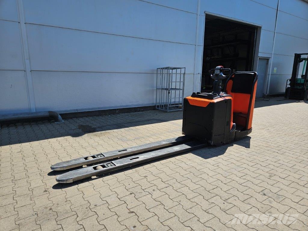 BT LPE 250 Ajettavat pinoamisvaunut