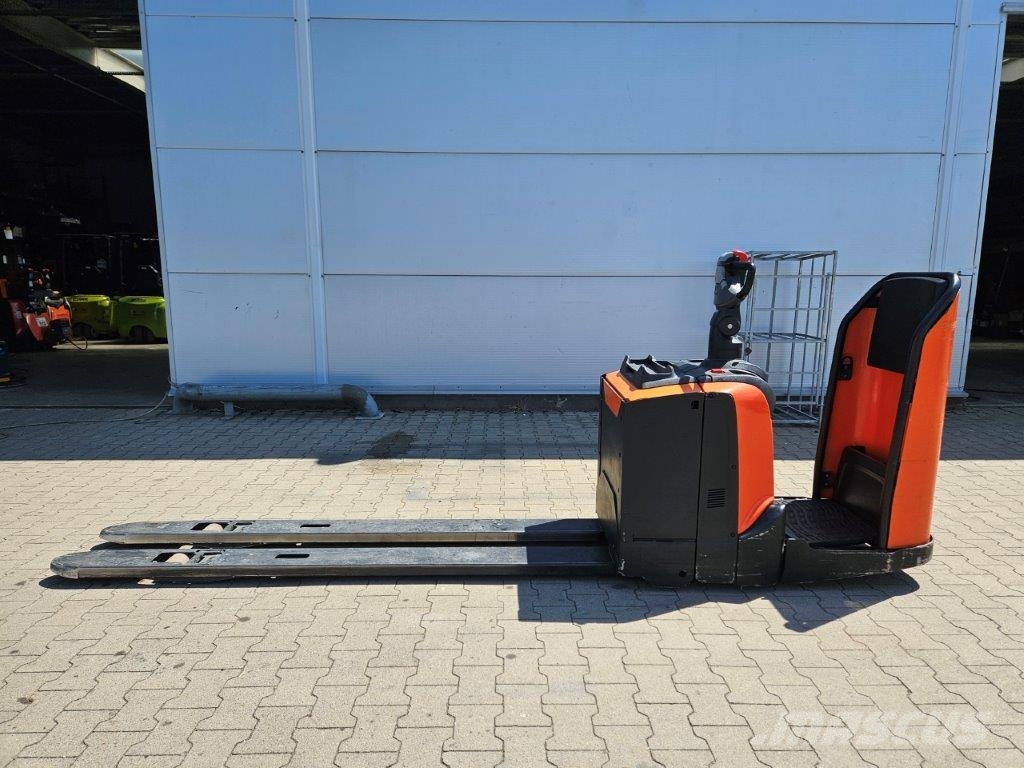 BT LPE 250 Ajettavat pinoamisvaunut