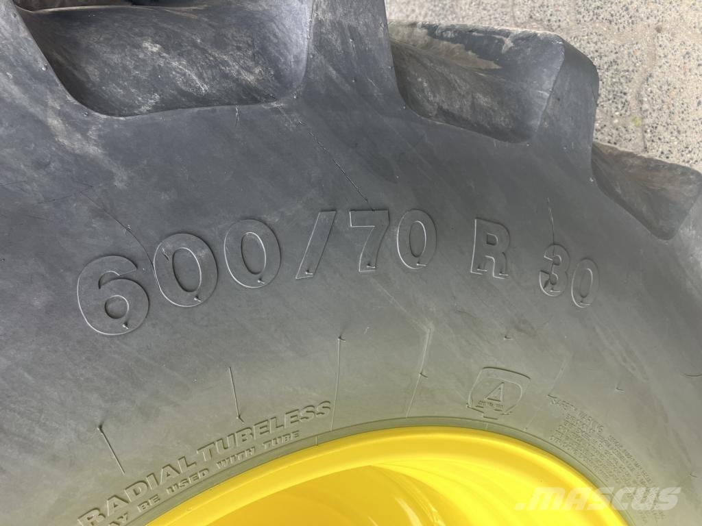 John Deere 6M250 Tractors