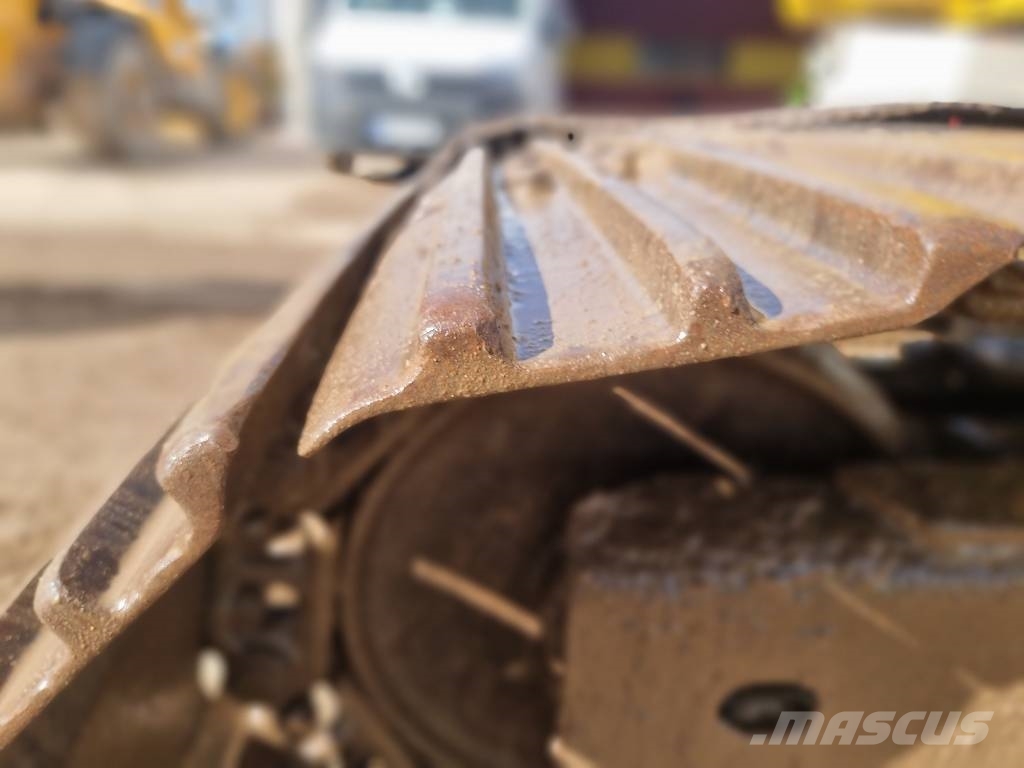 Komatsu PC 210 LC-8 حفارات زحافة