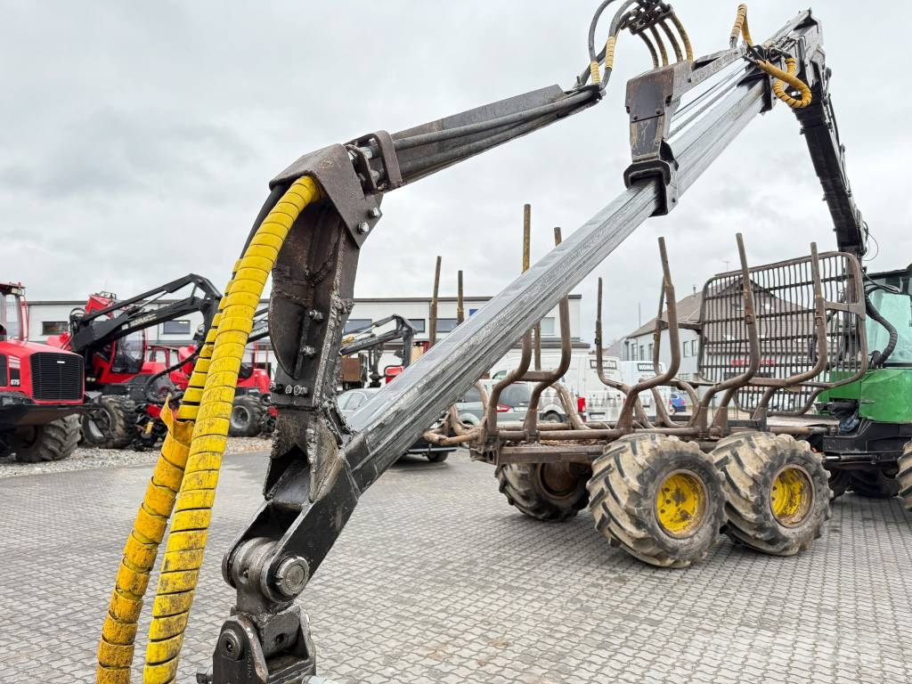 John Deere 810 D Forwarders / Autocarregadores
