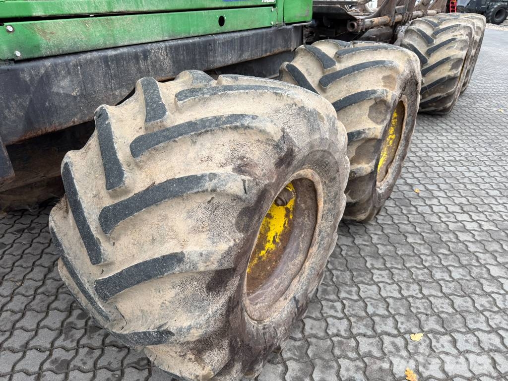 John Deere 810 D Forwarders / Autocarregadores