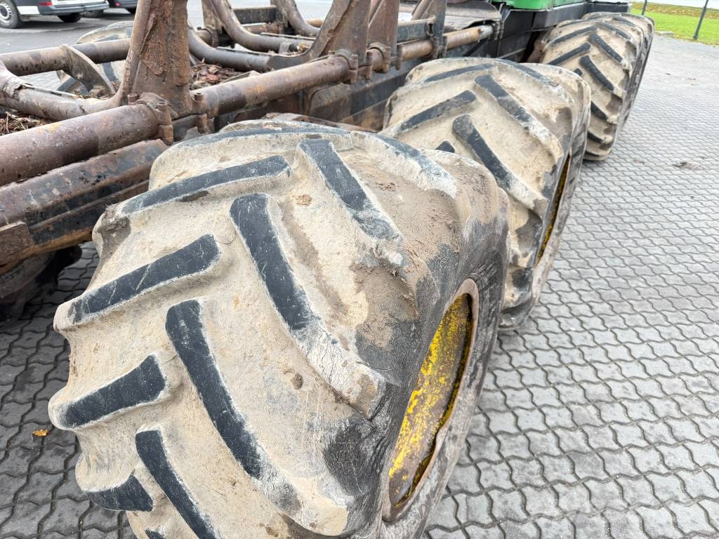 John Deere 810 D Forwarders / Autocarregadores