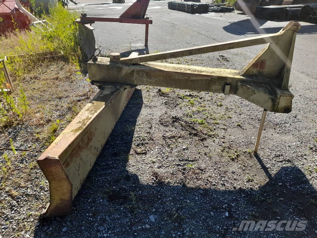 Jykevä 2,6m Perälevy/Takalana Rastras para caminos