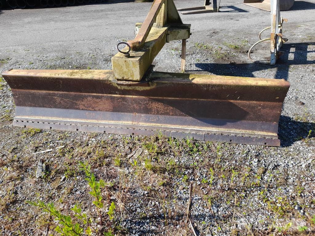 Jykevä 2,6m Perälevy/Takalana Rastras para caminos