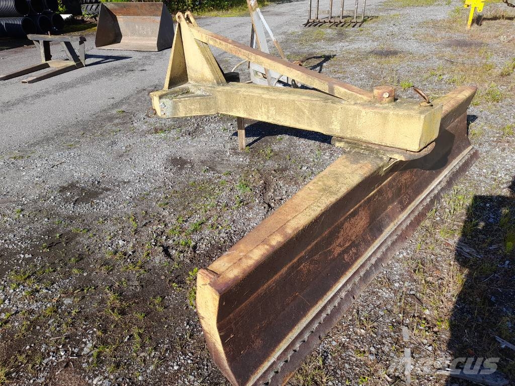 Jykevä 2,6m Perälevy/Takalana Rastras para caminos