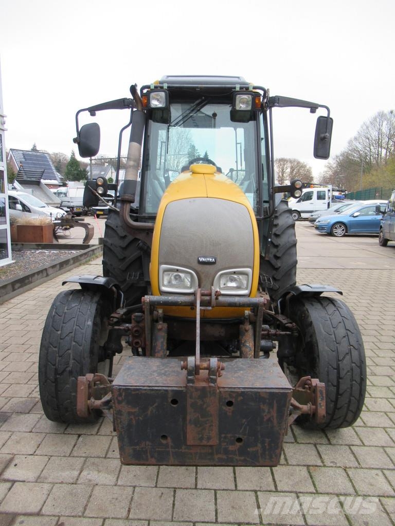 Valtra A75 4x2 + Fronthef VALMET Tractoare