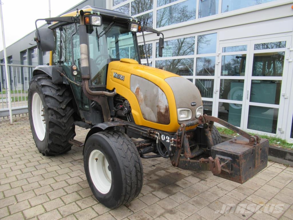 Valtra A75 4x2 + Fronthef VALMET Tractoare